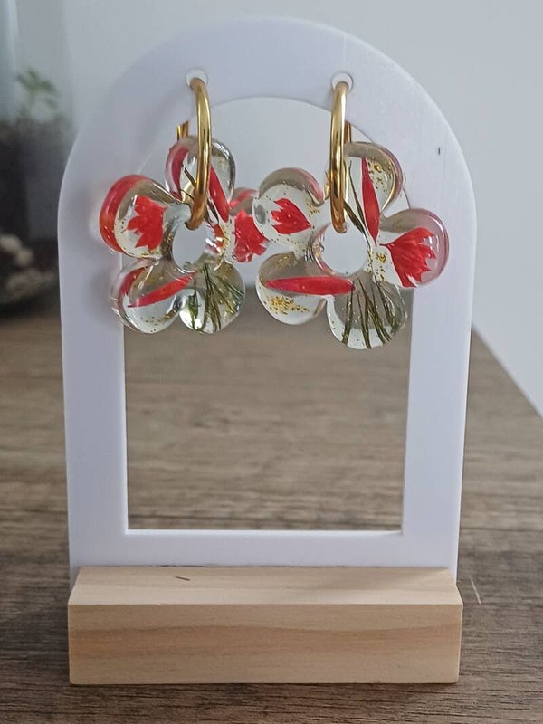 Grandes fleurs avec fleurs séchées rouges