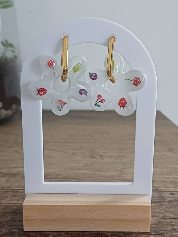 Grandes fleurs blanches avec fruits