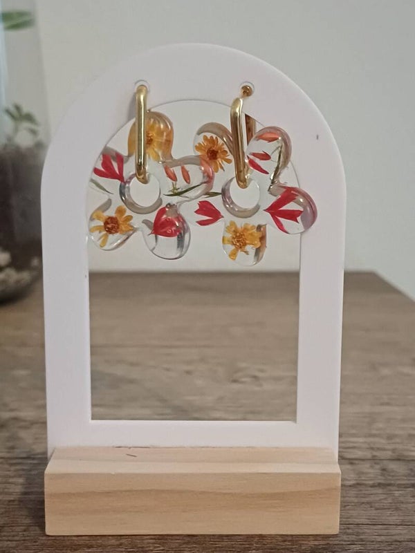 Grandes fleurs avec fleurs séchées rouges et oranges