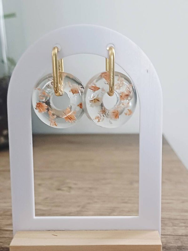 Donuts avec fleurs séchées oranges et blanches