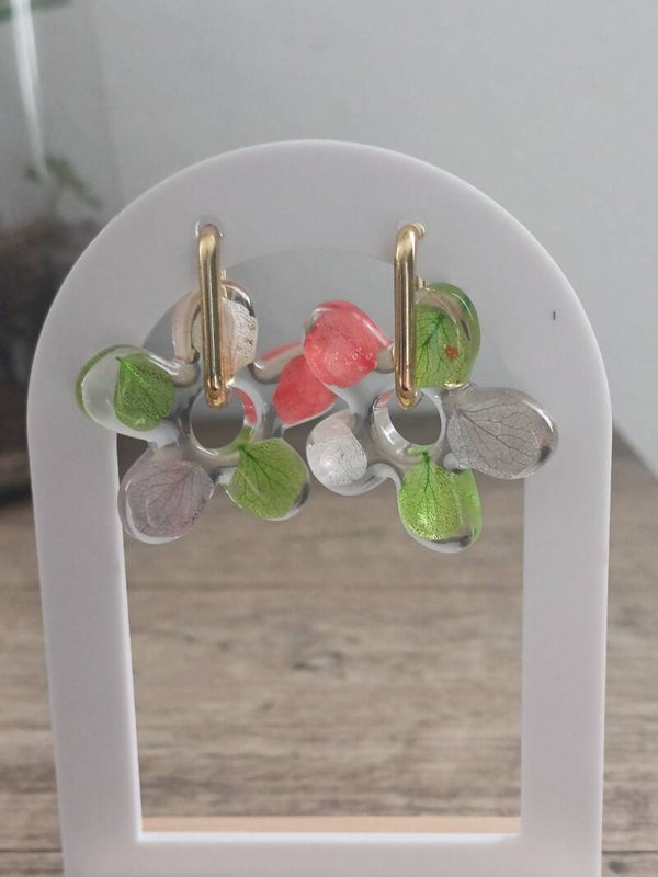 Grandes fleurs avec feuilles multicolores