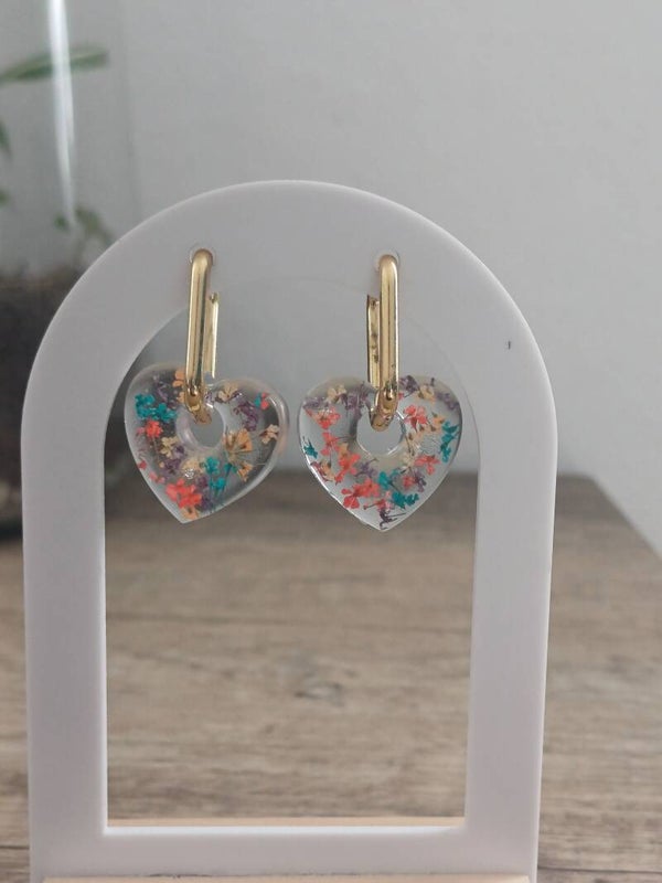 Cœurs avec fleurs séchées multicolores