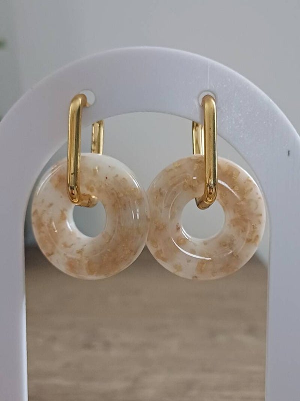 Donuts beige avec feuilles d'or