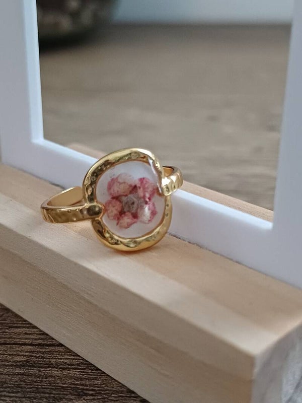 Bague fleur rouge et fond blanc