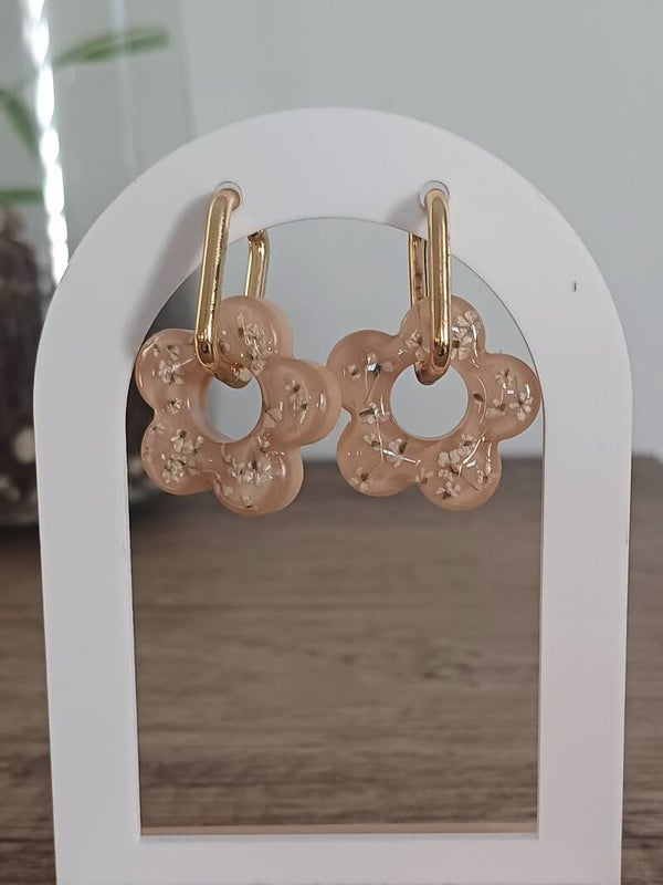 Fleirs 5 pétales avec fleurs blanches sur fond beige