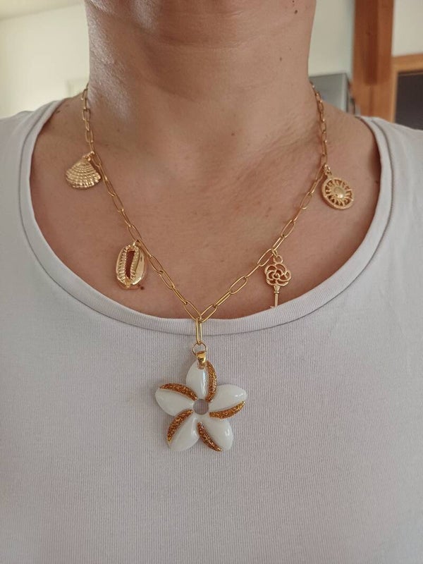 Collier breloque grosse fleur blanche et dorée