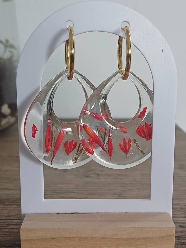 Grandes gouttes avec fleurs séchées rouges