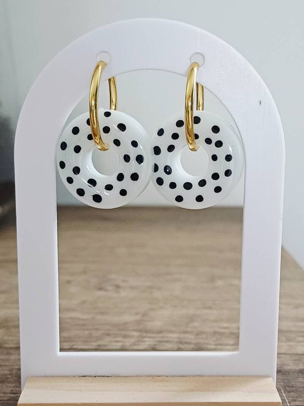 Donuts blancs à pois noirs