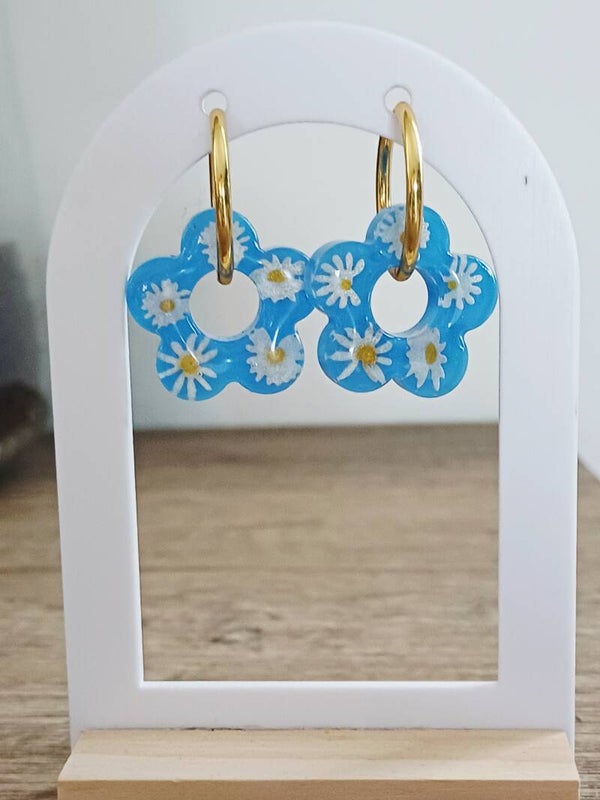 Fleurs 5 pétales avec marguerites sur fond bleu