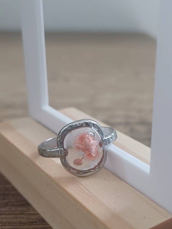 Bague ajustable argentée avec fleur orangée