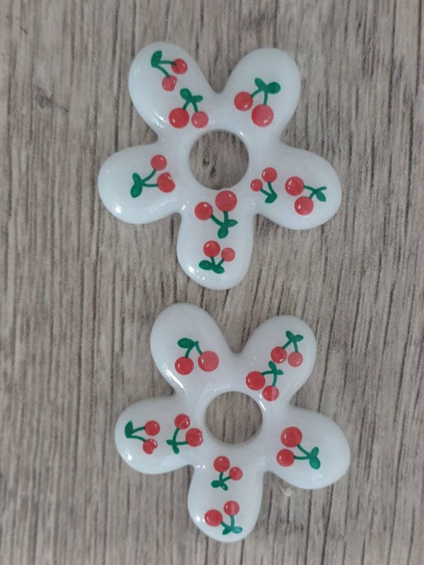 Grandes fleurs blanches avec cerises