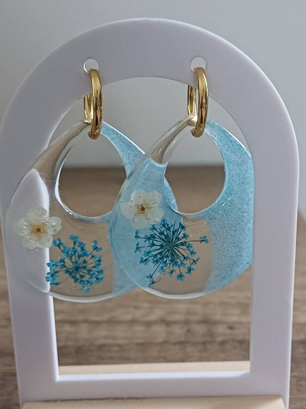 Grandes gouttes bleues avec fleurs séchées