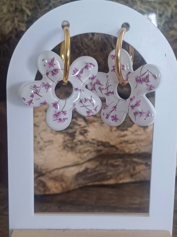 Grandes fleurs avec fleurs séchées violettes