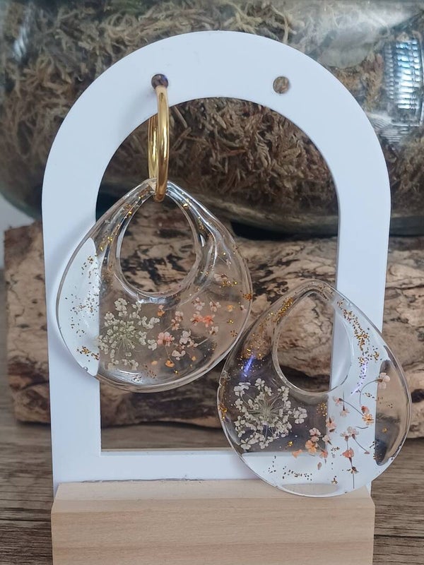Grandes gouttes avec fleurs séchées blanches et oranges