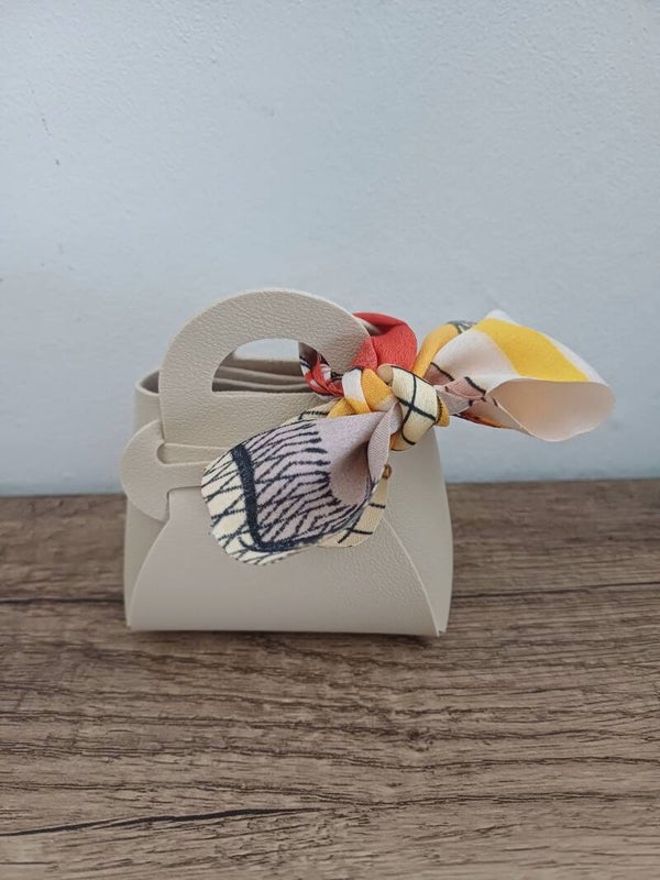 Jolis petits sacs beiges avec foulard