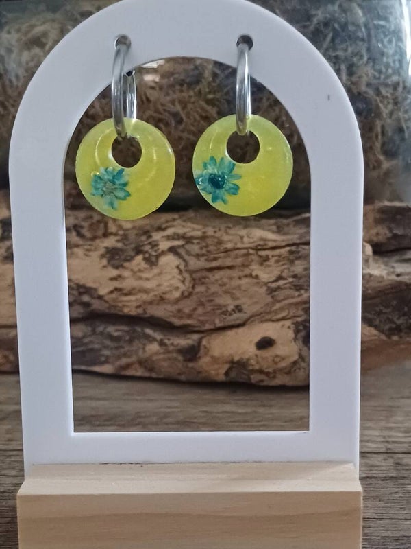 Rondes jaunes avec fleur bleue