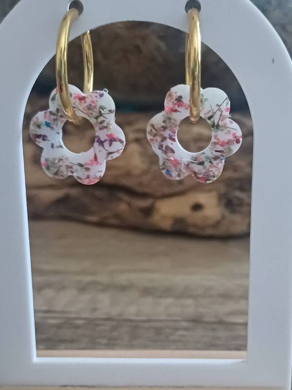 Mini fleurs avec fleurs séchées sur fond blanc