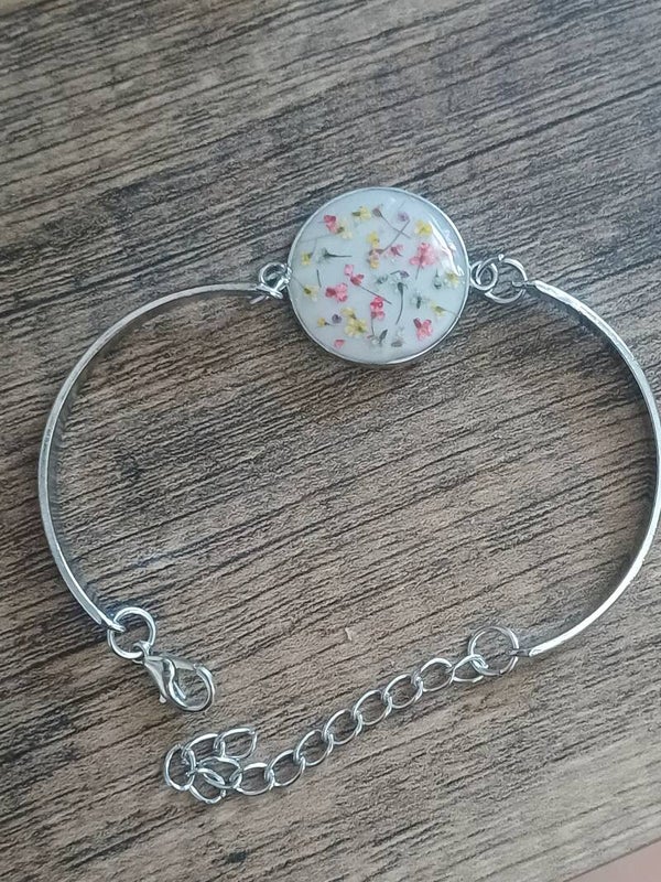 Bracelet argenté ajustable avec fleurs séchées multicolores