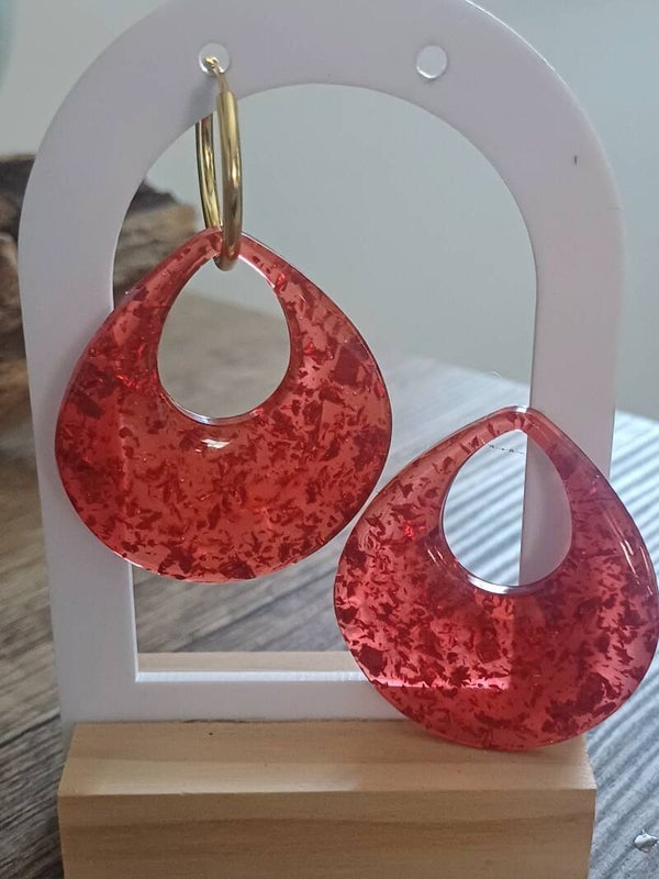 Grandes gouttes d'eau rouges avec feuilles d'or rouges
