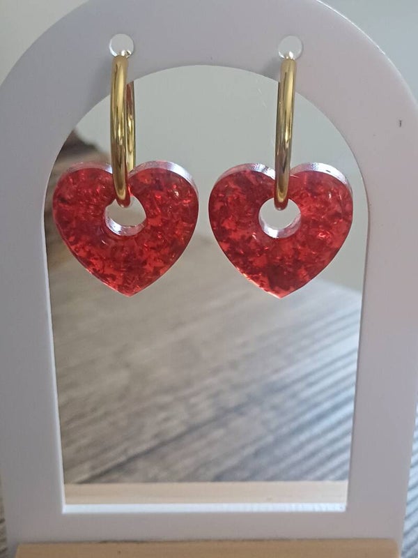 Coeurs rouges avec feuilles d'or rouges