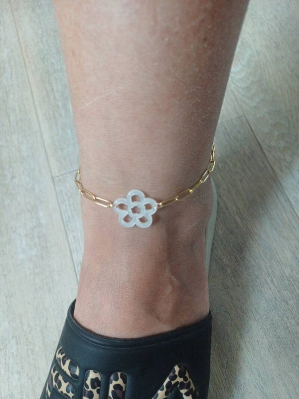 Bracelet de cheville doré avec fleur blanche