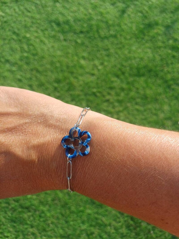 Bracelet argenté avec fleur bleue