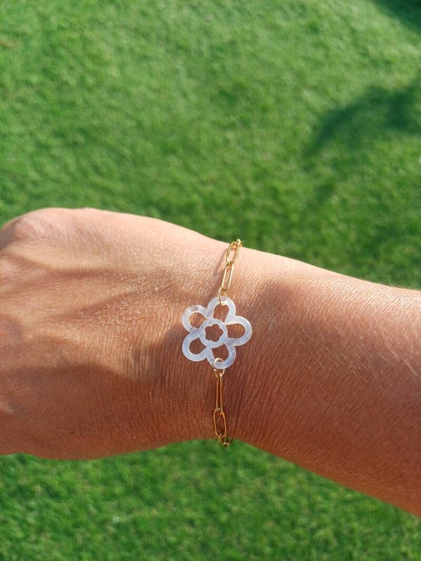 Bracelet doré avec fleur blanche