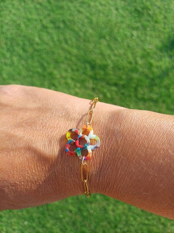 Bracelet doré avec fleur multicolore