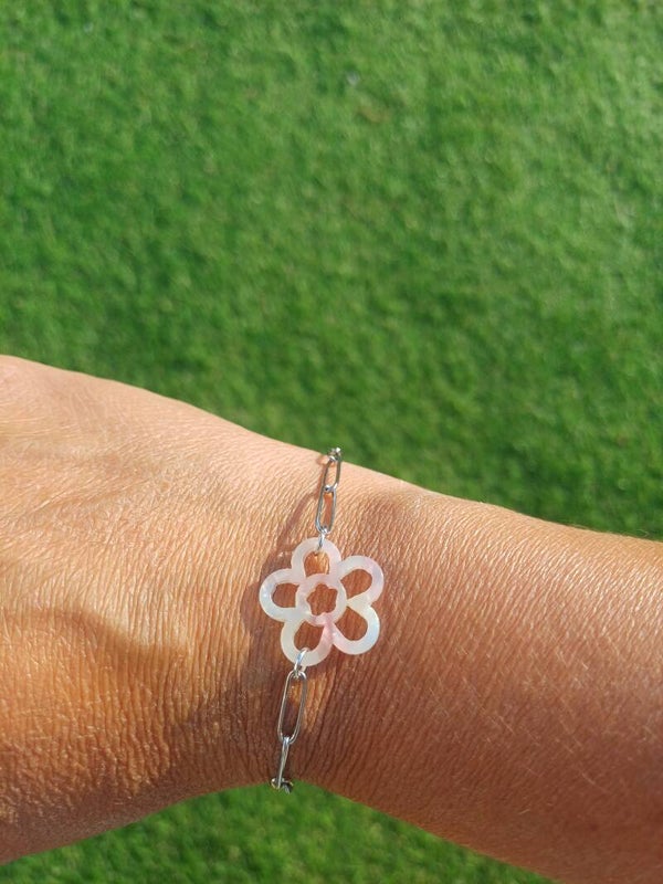 Bracelet argenté avec fleur blanche et rose