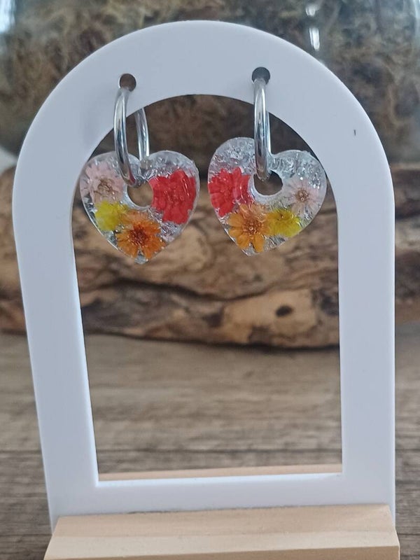 Cœurs avec fleurs séchées multicolores et feuilles d'argent
