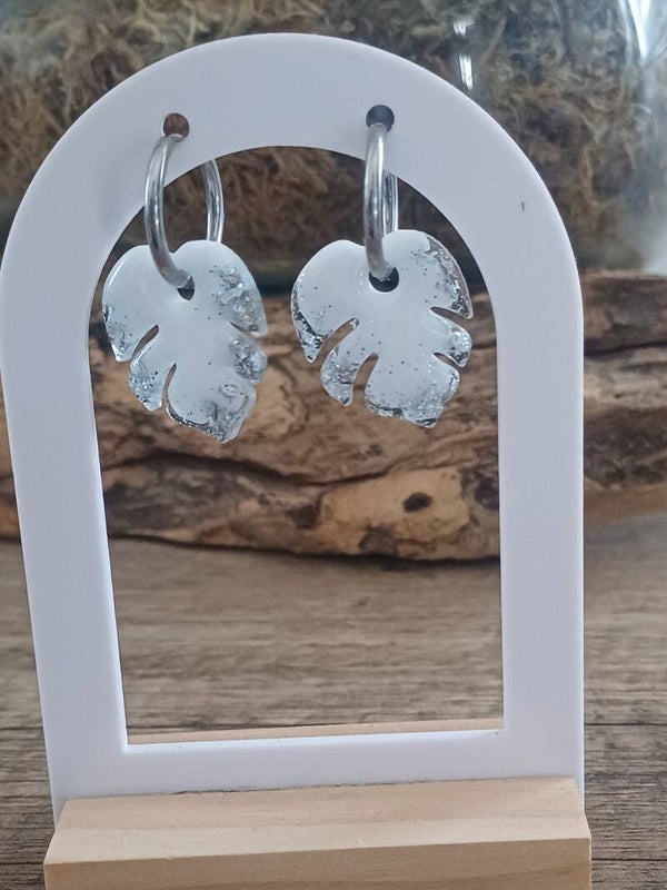 Monstera blanches avec feuilles d'argent