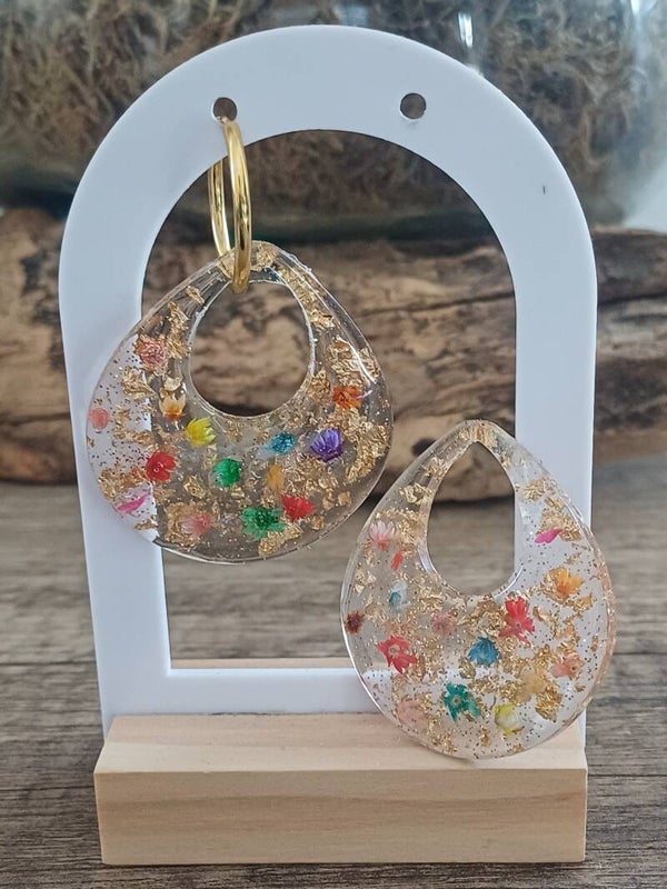 Grandes gouttes d'eau avec fleurs séchées multicolores et feuilles d'or
