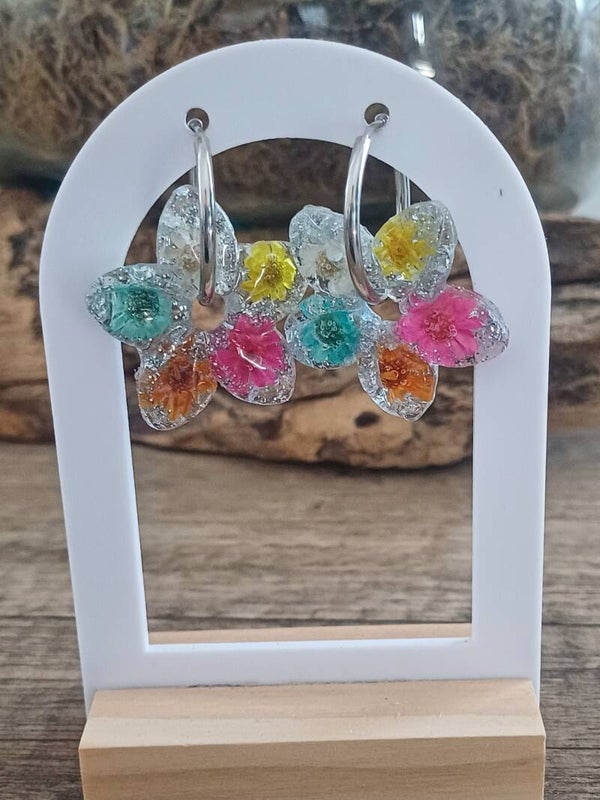 Hibiscus avec fleurs séchées multicolores et feuilles d'argent