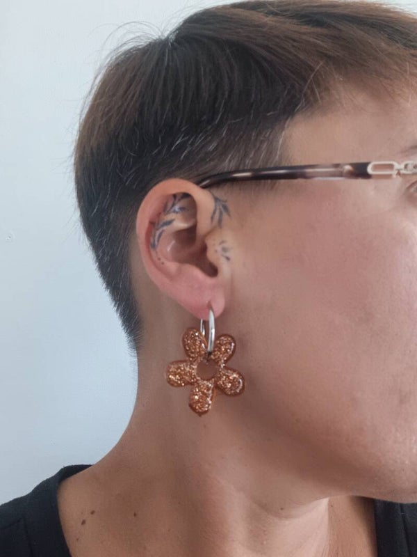Grandes fleurs marrons avec paillettes dorées