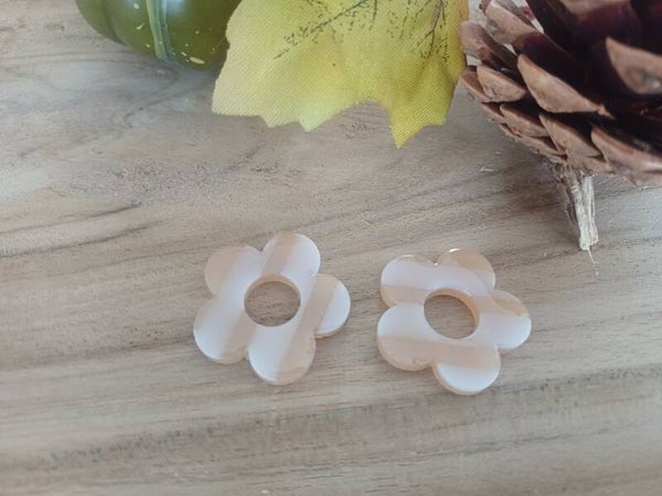 Fleurs rayées blanches et caramel