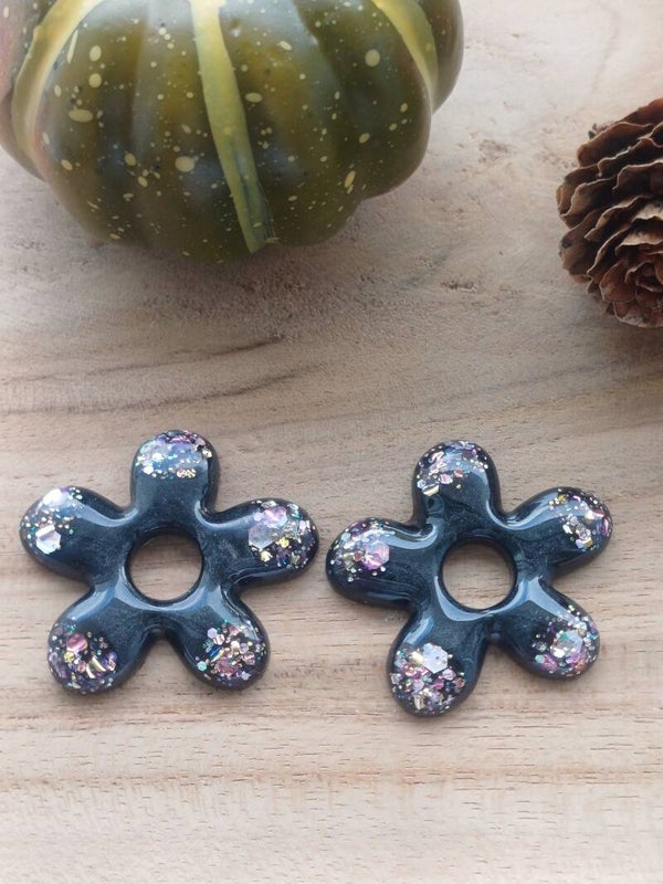 Grandes fleurs noires et paillettes