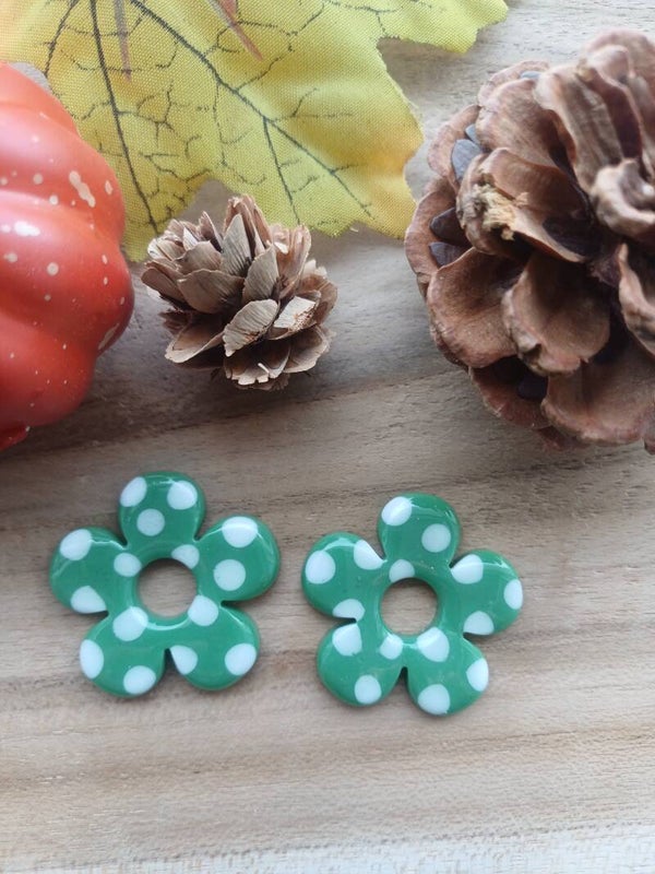 Grandes fleurs vertes à pois blancs