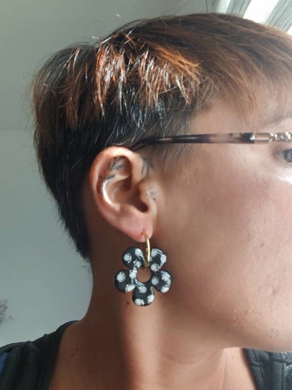 Grandes fleurs noires à pois blancs