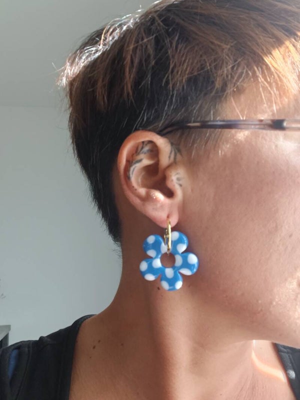 Grandes fleurs bleues à pois blancs