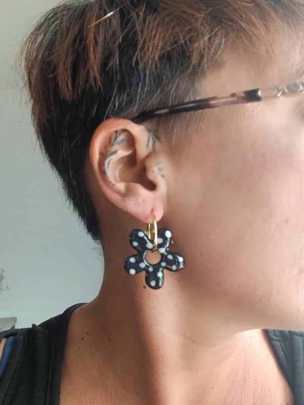 Grandes fleurs noires à pois blancs