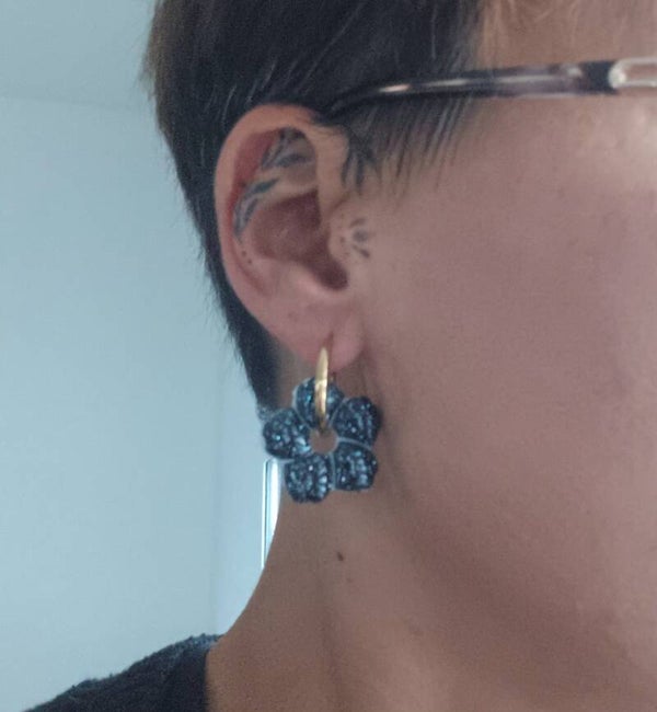 Aura noires à paillettes avec fond blanc