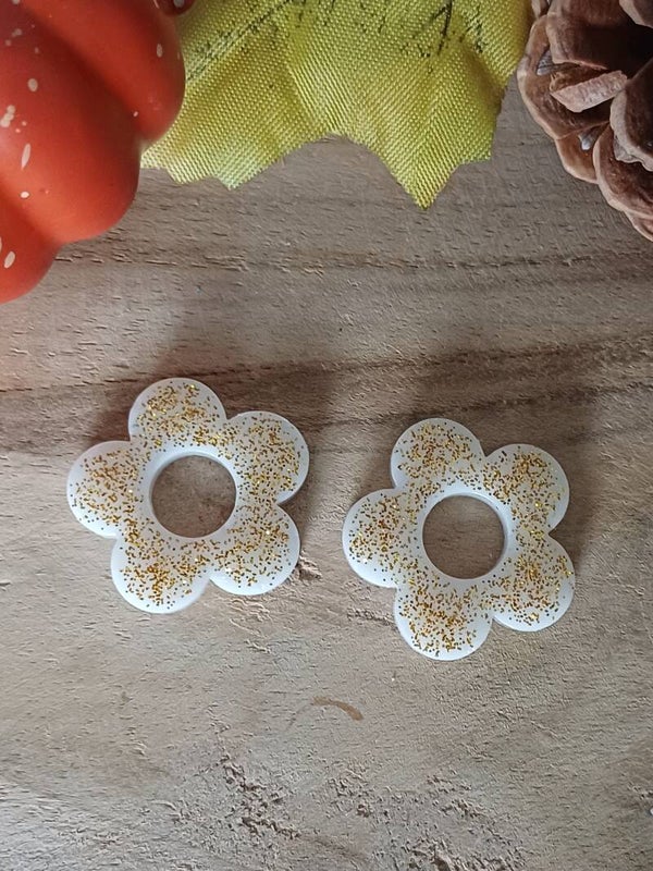 Fleurs blanches avec paillettes dorées