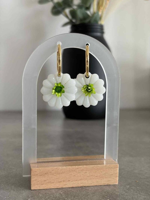 Blanche avec fleur séchée