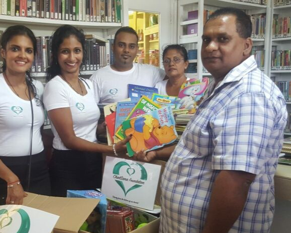 Sandra van Houwelingen, oprichter Sorgh&Hoop in de bibliotheek van dhr. Sitaldien 