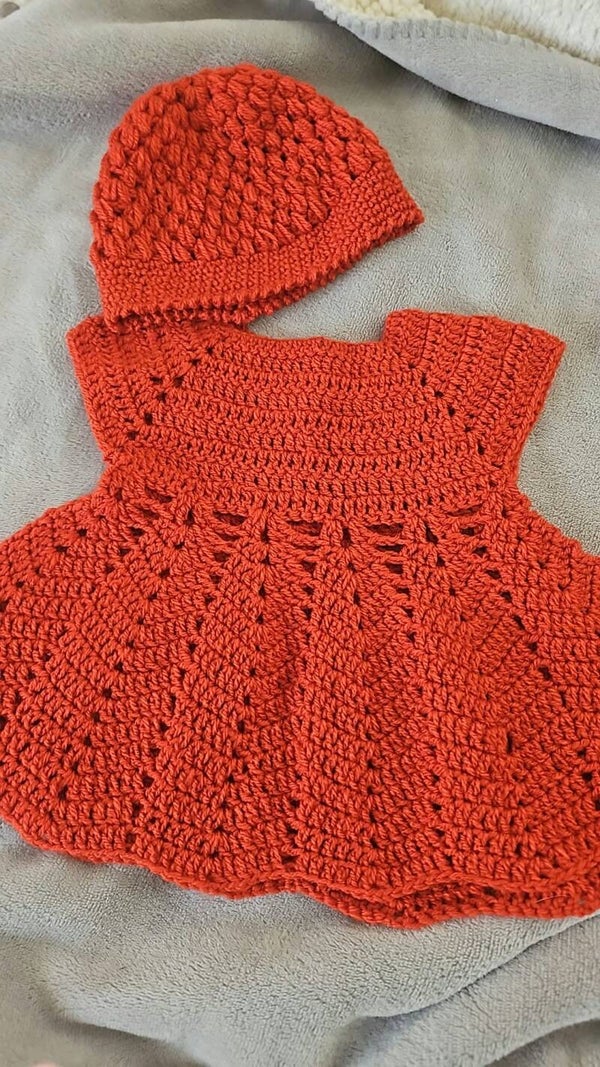 Robe et bonnet rouge carmin 3/6 mois