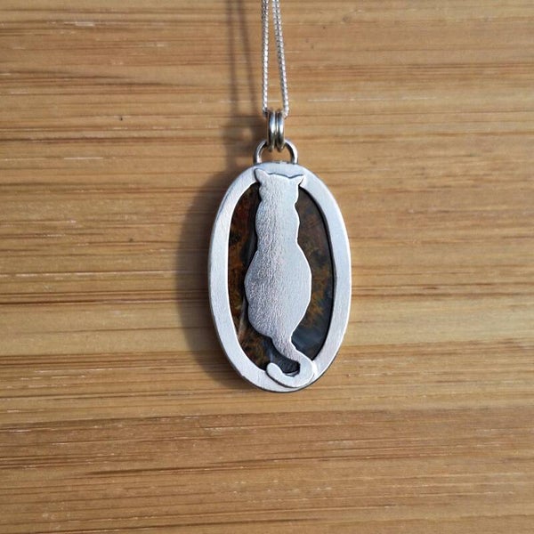 Pendentif en piétersite avec chat