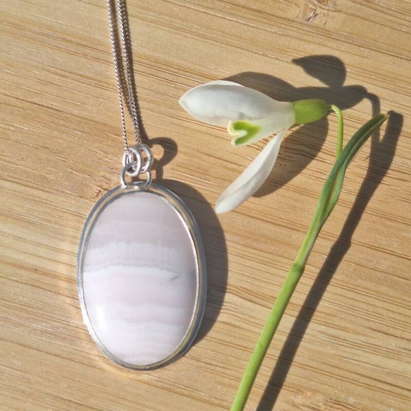 Pendentif en manganocalcite avec libellule