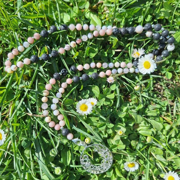 Sautoir en calcite rose et lave