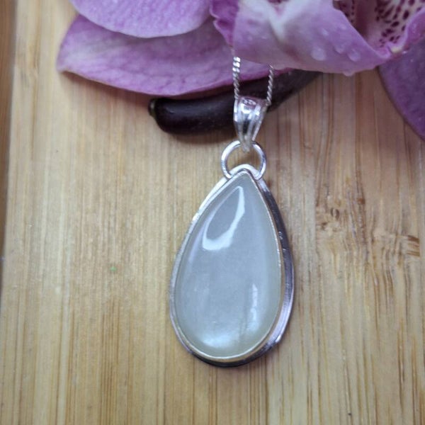 Pendentif en pierre de lune blanche