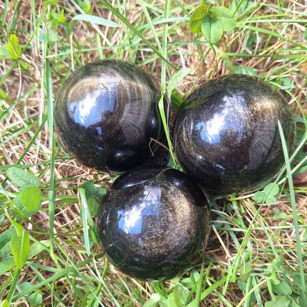 Sphère obsidienne dorée